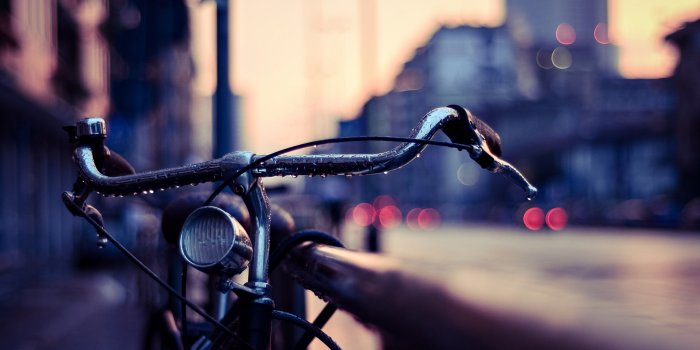 3840x2543 Bike drops evening lights railings city emotions classic wallpaper