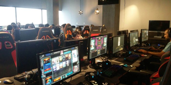 1600x1200 HYPE Gaming Lounge - גלקסיית המחשבים