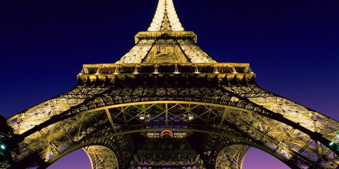 1024x768 World Famous Places Wallpapers/beneath The Eiffel Tower Paris