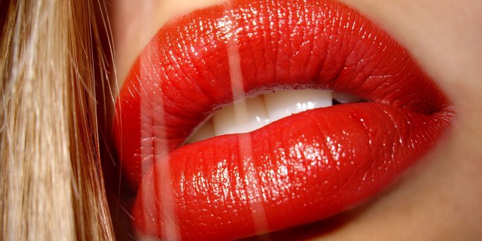 2880x1800 Sensual red lips #7017902