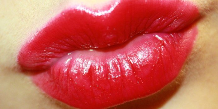 1600x1143 Wallpaper Kissing Lips