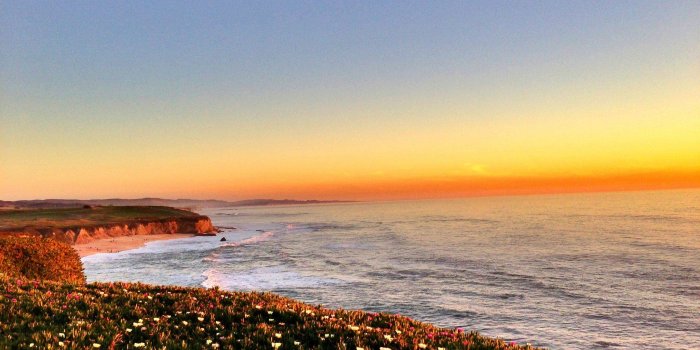 2048x1536 Half Moon Bay In Cali In Purple wallpaper