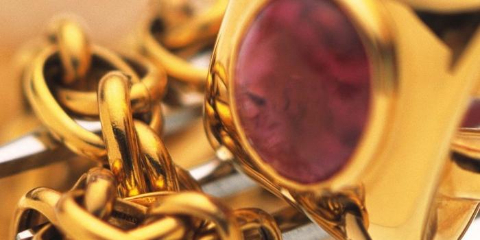 938x1668 Gold Chains Wallpapers