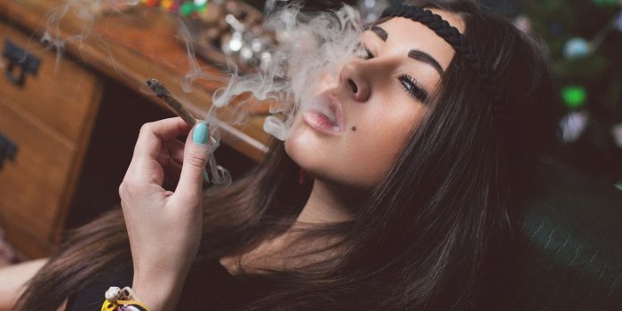 1366x768 11 Reasons Why Girls Who Smoke Weed Make The Perfect Girlfriends