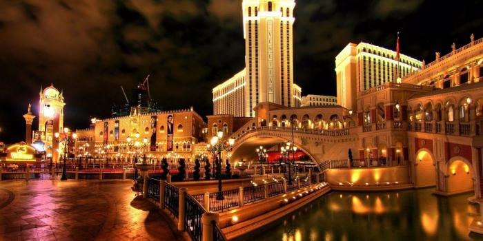 1366x768 Download wallpaper 1366x768 city, las vegas, hotel, venice, bridge