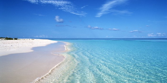 1920x1200 awesome-love-making-beach-blue-green-water-white-sand-clear-cloudy