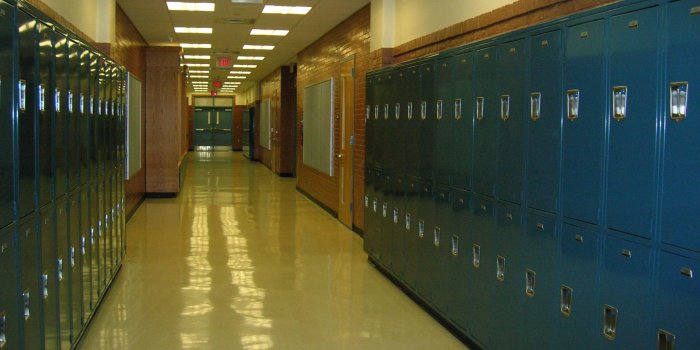 2288x1712 blue metal locker inside school free image | Peakpx