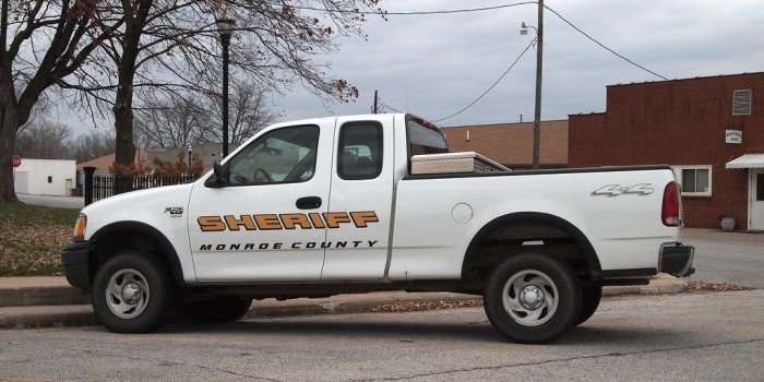 1024x768 Monroe County Sheriff Pickup Truck - Paris, MO_PB192167