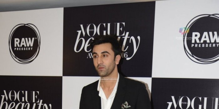 1280x800 Wallpaper - Ranbir Kapoor at Vogue Beauty Awards 2016 (413860) size