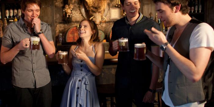 2985x2554 Cast of Harry Potter Drinks Butter Beer Desktop Wallpaper