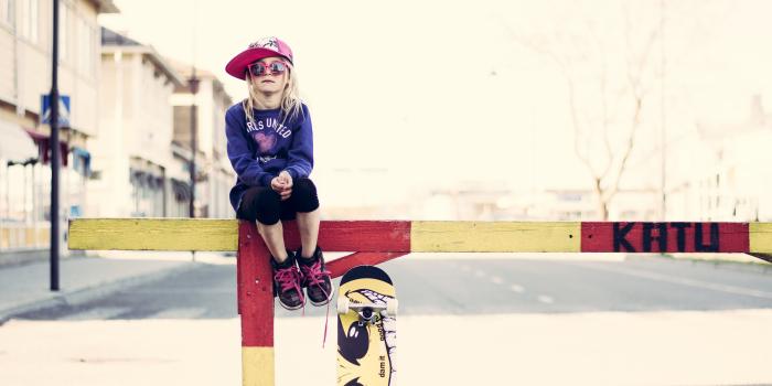3840x2160 Wallpaper Cute little girl, glasses, fence, skateboard, street