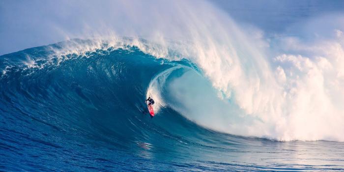 1600x1000 surfing in waves wallpaper