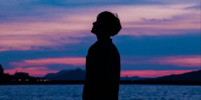 1366x768 Download wallpaper 1366x768 boy, silhouette, sunset, sky, sea tablet