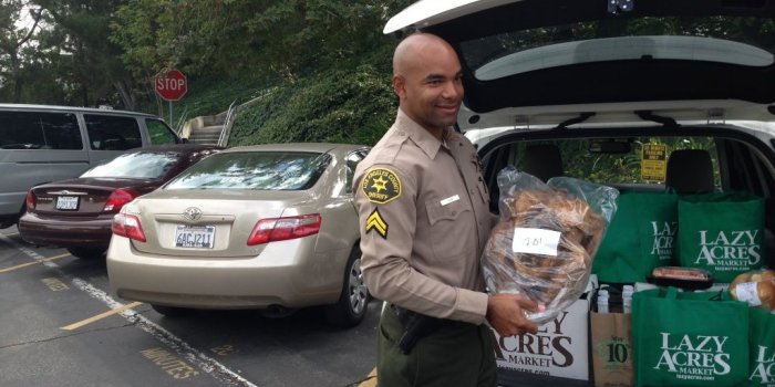 1024x768 Los Angeles County Sheriff's deputy delivers holiday meals to