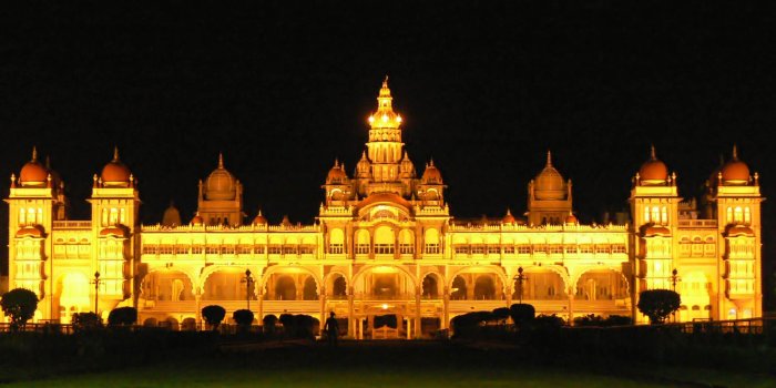 2432x1824 Beautiful Indian Palace, The Palace of Mysore, also known as the