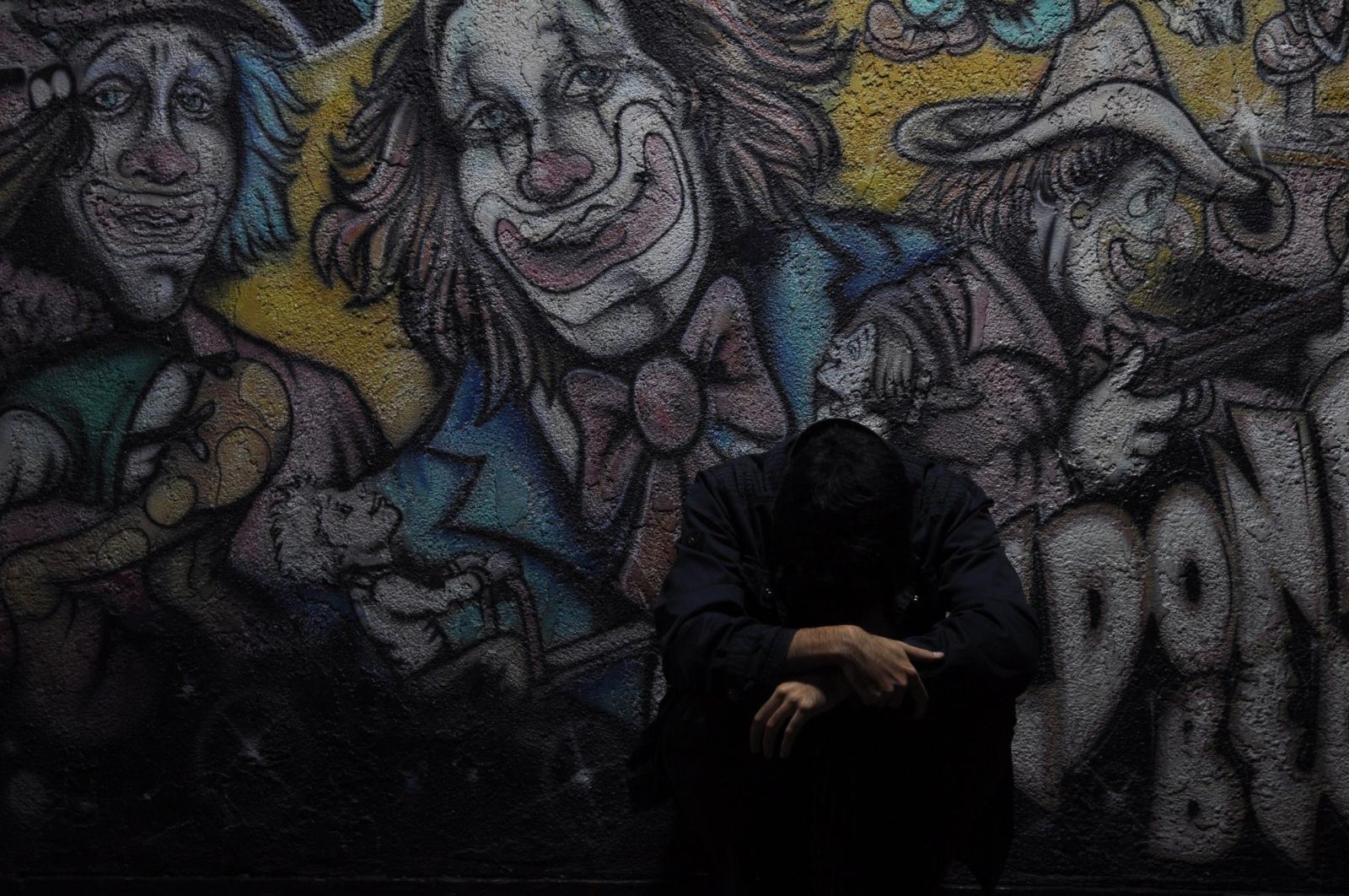 2560x1700 Download 2560x1700 Lonely Sad Man, Graffiti, Wall, Mood Wallpapers