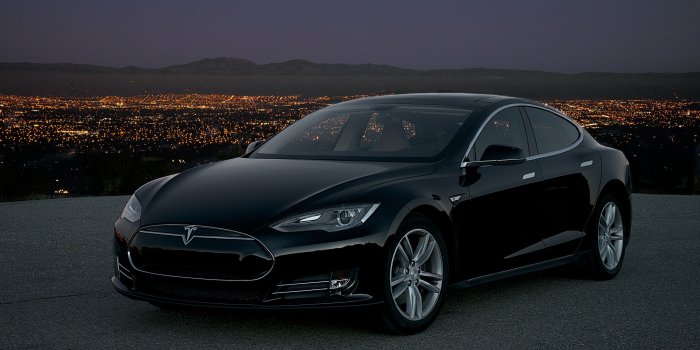 3000x1957 Black stylish electric Tesla Model S on the background of night city