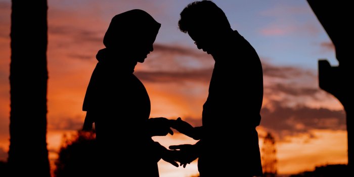 2560x1440 Download 2560x1440 Couple, Sunset, Scenic, Holding Hands, Romance