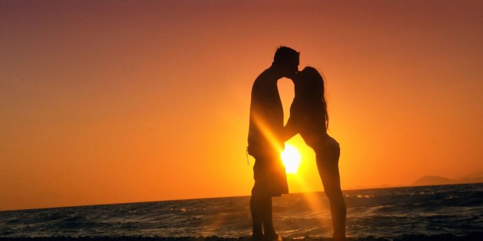 1920x1200 romantic kiss sunset sun sea cute couple scenery silhouette hd