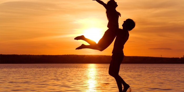2880x1800 Lovely Couple doing Romance on Beach at Sunset Time | HD Wallpapers
