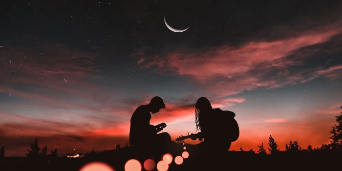 5120x2880 Romantic Couple Sunset Silhouette Wallpapers