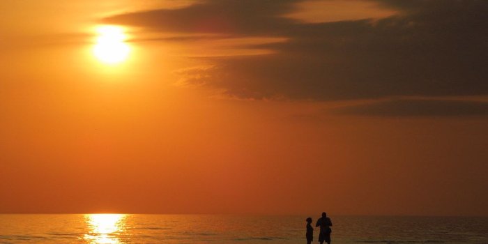 1024x768 Cute couple enjoying the sunset | Kelly G