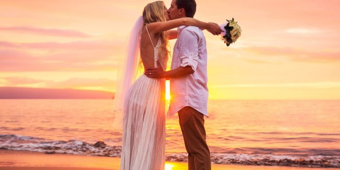 1920x1200 Kiss At Sunset Cute Couple Marriage Newly Married Images The Beach