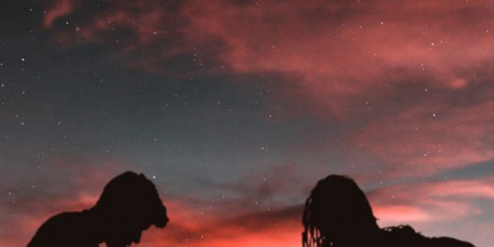 950x1689 Romantic Couple Playing Guitar Sunset Half Moon Hd - Guitar