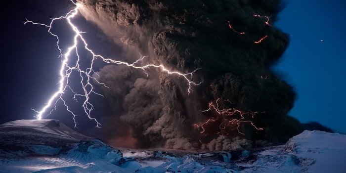 2560x1440 Eyjafjallajökull lightning ~ WQHD Wallpapers
