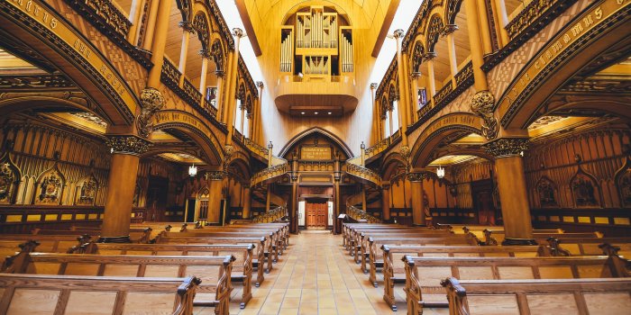 4000x2662 brown wooden benches in function hall free image | Peakpx