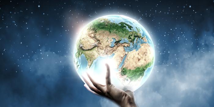 3840x2160 Wallpaper Creative pictures, a hand hold the Earth 3840x2160 UHD 4K