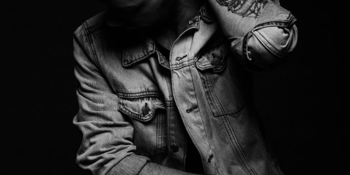 3266x5079 grayscale picture of man wearing denim jacket free image | Peakpx