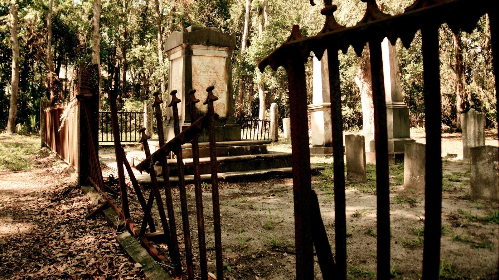 2560x1440 Cemetery Wallpaper Background - The Halloween Place