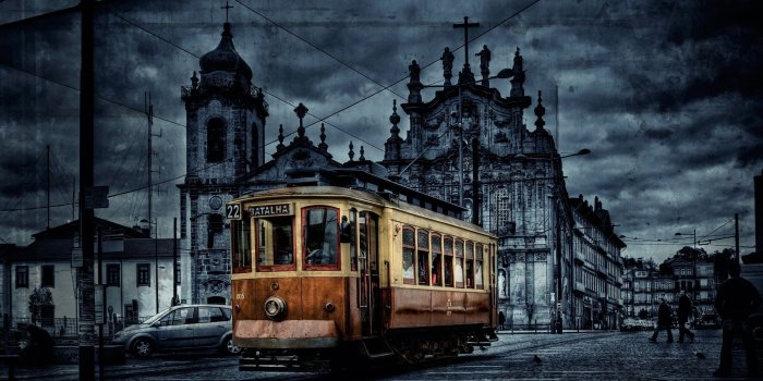 2560x1600 Tram In Ancient City | BUZZERG