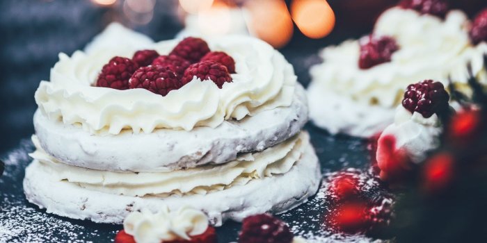 1366x768 Download wallpaper 1366x768 cake, dessert, cream, berries tablet