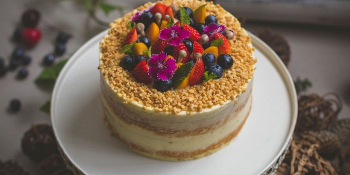 1366x768 Download wallpaper 1366x768 cake, dessert, pastry, berries tablet