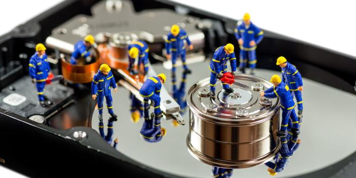 4477x2988 Miniature figure of men working, doll, cleaning, Hard drives, PCB HD