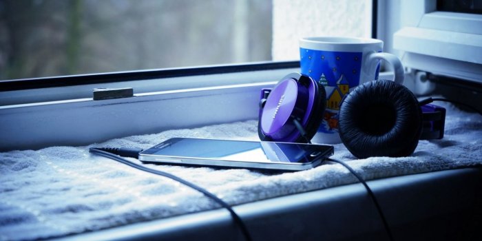 1366x768 Download wallpaper 1366x768 samsung, philips, headphones, phone