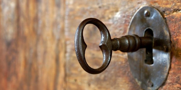 1332x850 Wallpaper wood, key, door, lock images for desktop, section макро