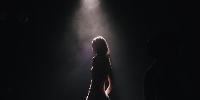4500x3003 Dark Spotlight Stage People Girl 4k #2825 Wallpapers and Free Stock