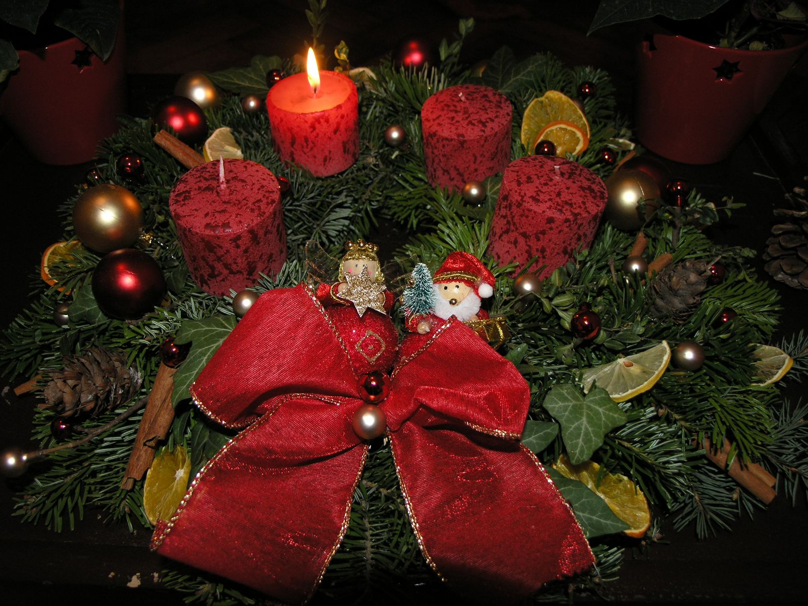 1600x1200 Red Advent Wallpaper Free HD Backgrounds Images Pictures