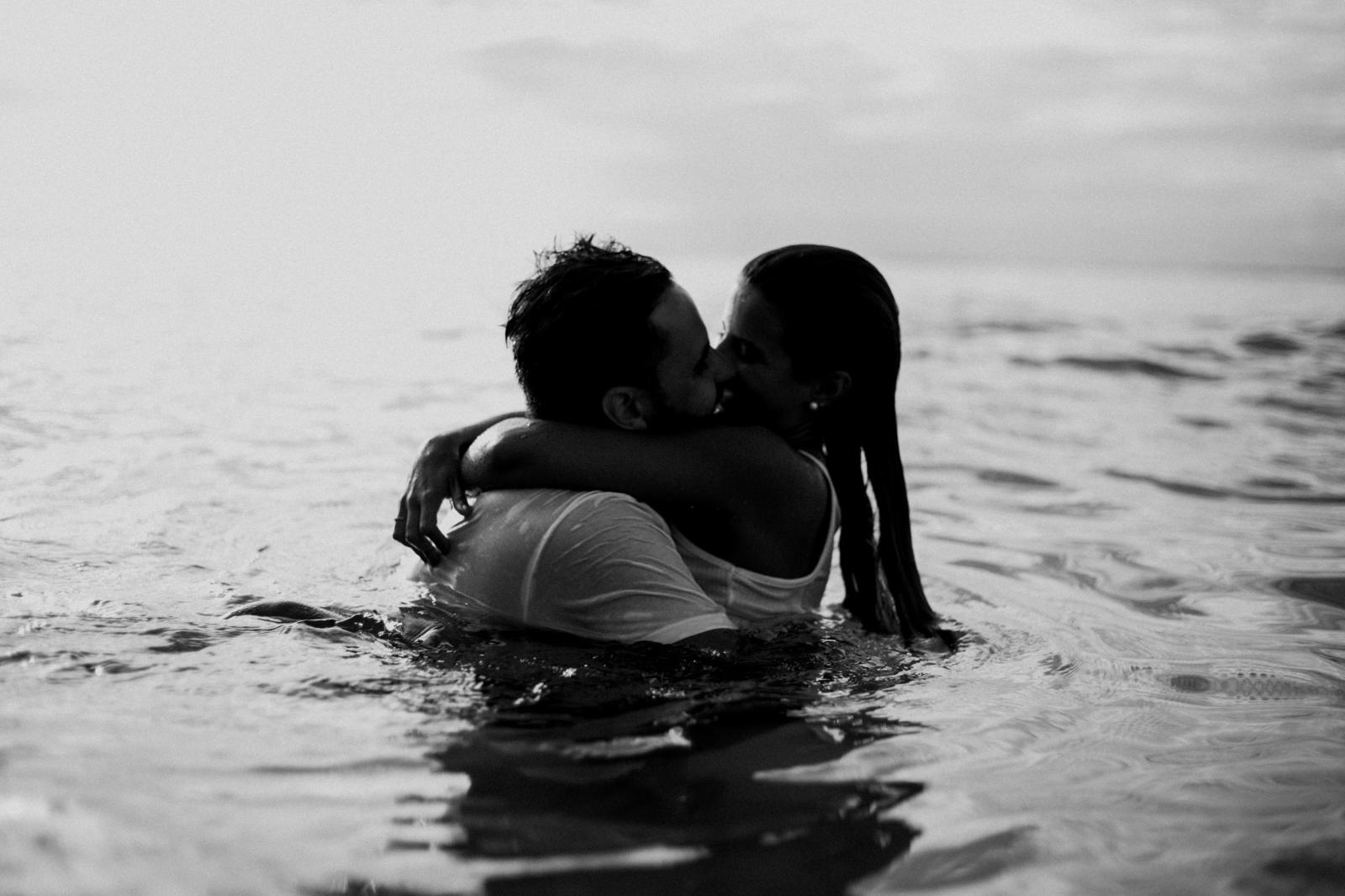 2500x1667 Man And Woman Kissing Together On Body Of Water - Free Stock Photo
