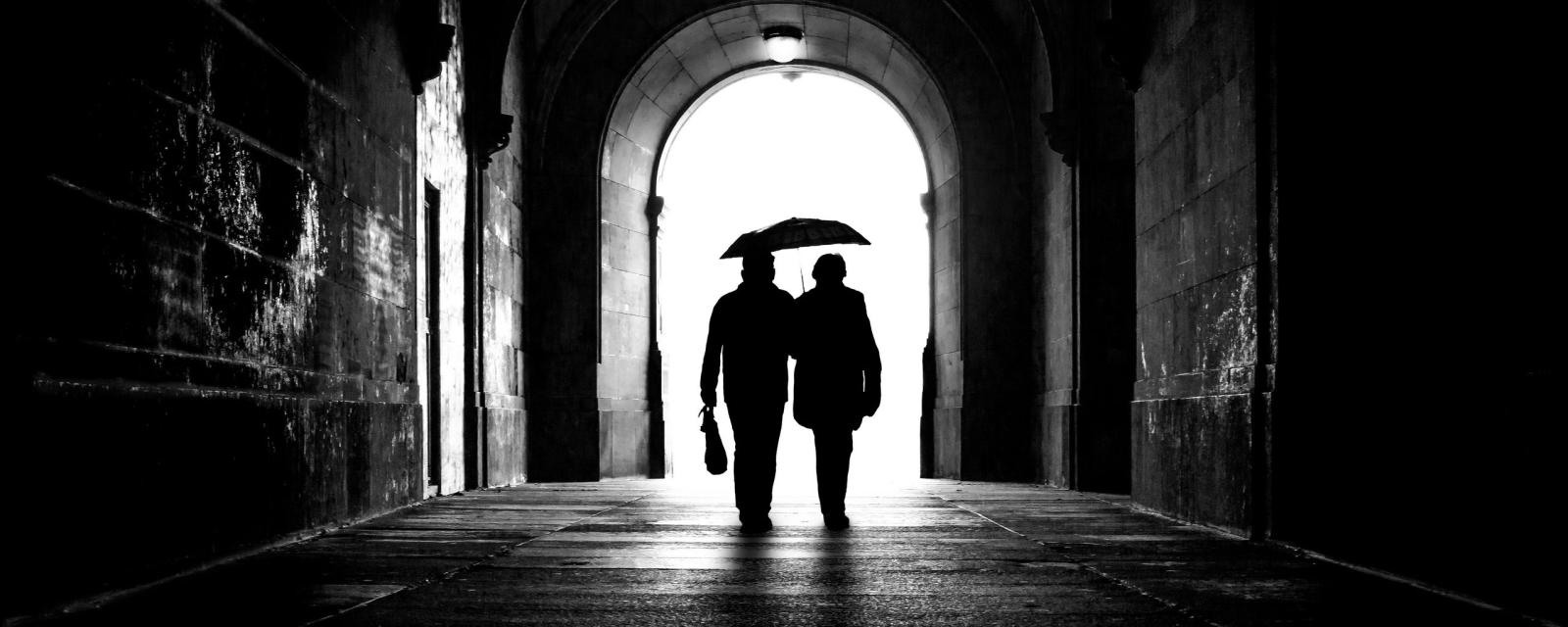 2560x1024 Download wallpaper 2560x1024 couple, silhouettes, arch, love