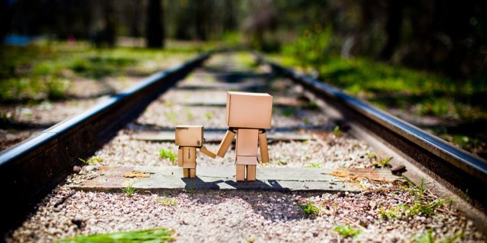1600x1200 Cute Amazon Boxman on Railway HD Wallpaper | Danbo | Amazon box