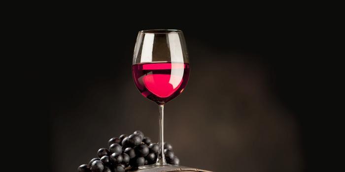 1920x1080 Red Wine With Black Grapes On Wooden Drum Wallpaper