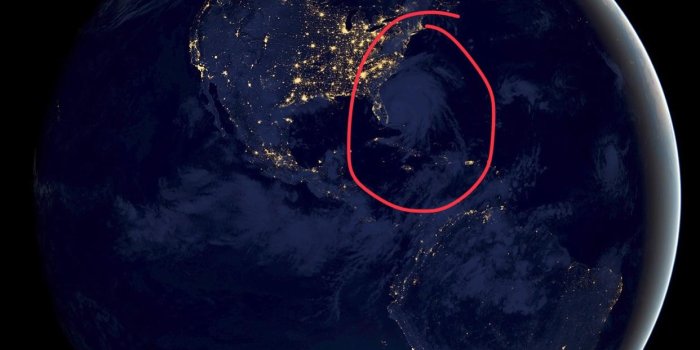 1242x2208 There's a Hurricane near Florida on iOS11's new wallpaper. : iphone