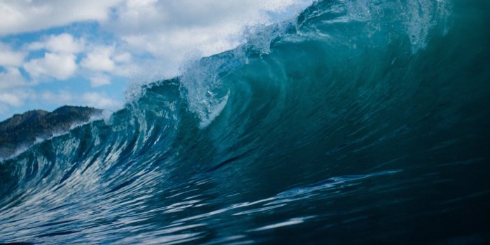 2732x2048 Ocean Wave Wallpaper - iPhone, Android & Desktop Backgrounds