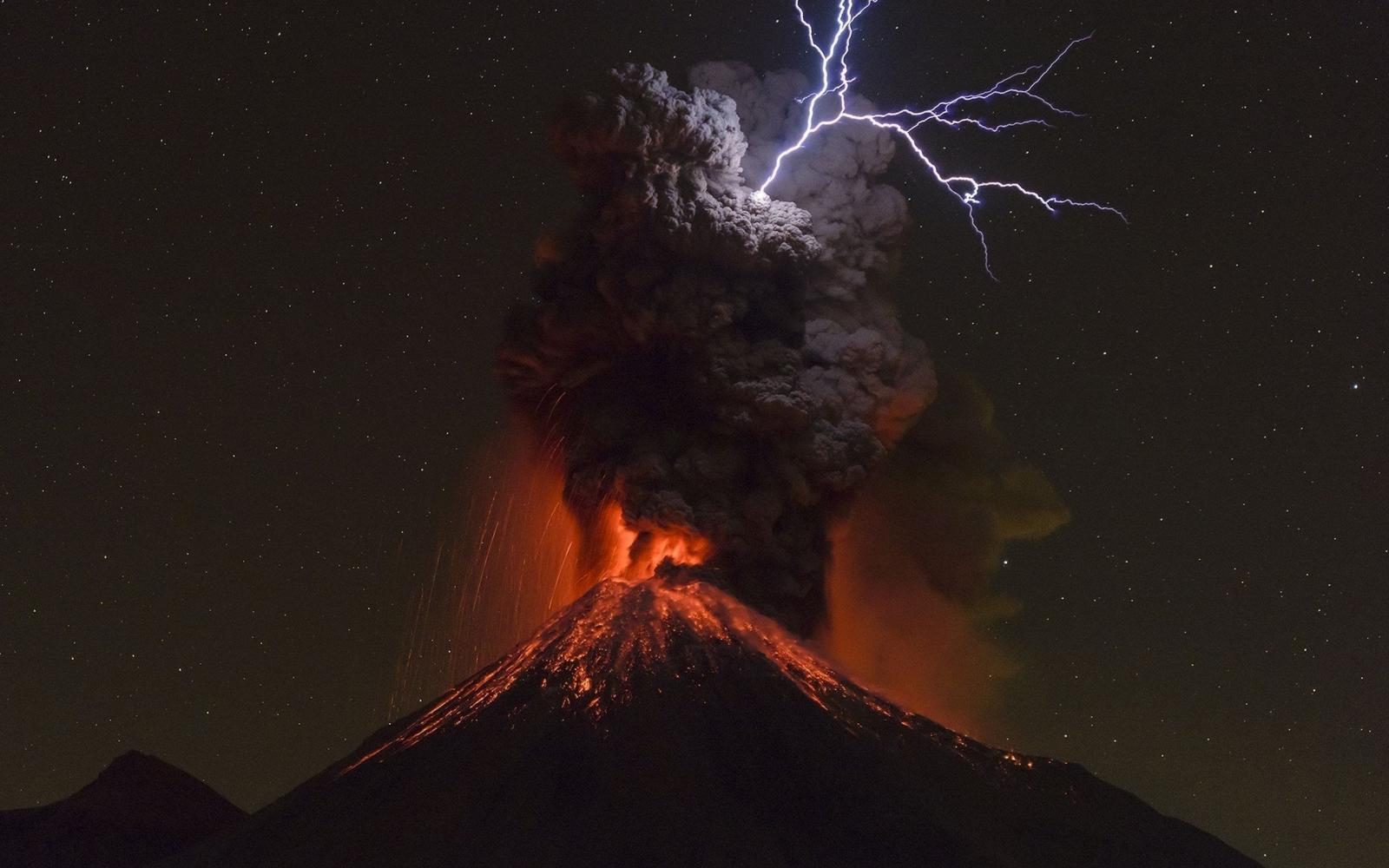 2560x1600 Download wallpapers Volcan de Colima, volcanic eruption, night