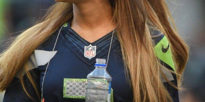 748x1122 ariana grande singer celebrity nfl seattle seahawks Wallpapers HD