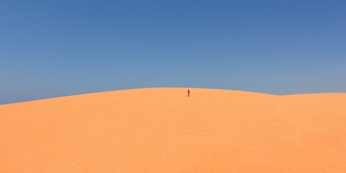 3840x2400 Download wallpaper 3840x2400 desert, sand, man, hill, sky, clean 4k